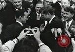 Standbild John Fitzgerald Kennedy Präsentation zu großen Cooper United States USA, 1963, aus Sekunde 19 historischem Filmmaterial Videoclip 65675021468