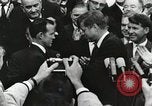 Standbild John Fitzgerald Kennedy Präsentation zu großen Cooper United States USA, 1963, aus Sekunde 20 historischem Filmmaterial Videoclip 65675021468
