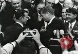 Standbild John Fitzgerald Kennedy Präsentation zu großen Cooper United States USA, 1963, aus Sekunde 21 historischem Filmmaterial Videoclip 65675021468