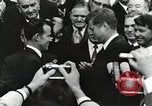 Standbild John Fitzgerald Kennedy Präsentation zu großen Cooper United States USA, 1963, aus Sekunde 22 historischem Filmmaterial Videoclip 65675021468