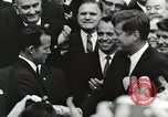 Standbild John Fitzgerald Kennedy Präsentation zu großen Cooper United States USA, 1963, aus Sekunde 24 historischem Filmmaterial Videoclip 65675021468
