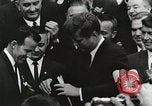 Standbild John Fitzgerald Kennedy Präsentation zu großen Cooper United States USA, 1963, aus Sekunde 26 historischem Filmmaterial Videoclip 65675021468