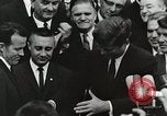 Standbild John Fitzgerald Kennedy Präsentation zu großen Cooper United States USA, 1963, aus Sekunde 27 historischem Filmmaterial Videoclip 65675021468