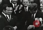 Standbild John Fitzgerald Kennedy Präsentation zu großen Cooper United States USA, 1963, aus Sekunde 28 historischem Filmmaterial Videoclip 65675021468