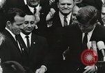 Standbild John Fitzgerald Kennedy Präsentation zu großen Cooper United States USA, 1963, aus Sekunde 29 historischem Filmmaterial Videoclip 65675021468
