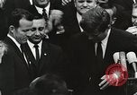Standbild John Fitzgerald Kennedy Präsentation zu großen Cooper United States USA, 1963, aus Sekunde 30 historischem Filmmaterial Videoclip 65675021468