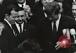 Standbild John Fitzgerald Kennedy Präsentation zu großen Cooper United States USA, 1963, aus Sekunde 31 historischem Filmmaterial Videoclip 65675021468