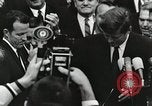 Standbild John Fitzgerald Kennedy Präsentation zu großen Cooper United States USA, 1963, aus Sekunde 32 historischem Filmmaterial Videoclip 65675021468