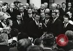 Standbild John Fitzgerald Kennedy Präsentation zu großen Cooper United States USA, 1963, aus Sekunde 33 historischem Filmmaterial Videoclip 65675021468