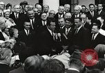 Standbild John Fitzgerald Kennedy Präsentation zu großen Cooper United States USA, 1963, aus Sekunde 35 historischem Filmmaterial Videoclip 65675021468