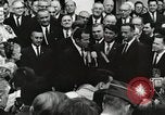 Standbild John Fitzgerald Kennedy Präsentation zu großen Cooper United States USA, 1963, aus Sekunde 36 historischem Filmmaterial Videoclip 65675021468