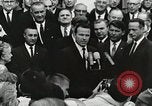 Standbild John Fitzgerald Kennedy Präsentation zu großen Cooper United States USA, 1963, aus Sekunde 39 historischem Filmmaterial Videoclip 65675021468