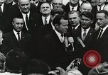 Standbild John Fitzgerald Kennedy Präsentation zu großen Cooper United States USA, 1963, aus Sekunde 40 historischem Filmmaterial Videoclip 65675021468