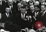 Standbild John Fitzgerald Kennedy Präsentation zu großen Cooper United States USA, 1963, aus Sekunde 41 historischem Filmmaterial Videoclip 65675021468
