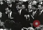 Standbild John Fitzgerald Kennedy Präsentation zu großen Cooper United States USA, 1963, aus Sekunde 42 historischem Filmmaterial Videoclip 65675021468
