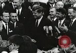 Standbild John Fitzgerald Kennedy Präsentation zu großen Cooper United States USA, 1963, aus Sekunde 43 historischem Filmmaterial Videoclip 65675021468