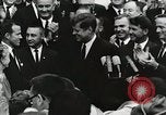 Standbild John Fitzgerald Kennedy Präsentation zu großen Cooper United States USA, 1963, aus Sekunde 44 historischem Filmmaterial Videoclip 65675021468