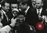 Standbild John Fitzgerald Kennedy Präsentation zu großen Cooper United States USA, 1963, aus Sekunde 45 historischem Filmmaterial Videoclip 65675021468