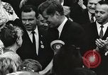 Standbild John Fitzgerald Kennedy Präsentation zu großen Cooper United States USA, 1963, aus Sekunde 46 historischem Filmmaterial Videoclip 65675021468
