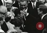 Standbild John Fitzgerald Kennedy Präsentation zu großen Cooper United States USA, 1963, aus Sekunde 47 historischem Filmmaterial Videoclip 65675021468