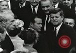 Standbild John Fitzgerald Kennedy Präsentation zu großen Cooper United States USA, 1963, aus Sekunde 49 historischem Filmmaterial Videoclip 65675021468