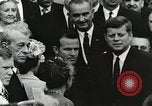 Standbild John Fitzgerald Kennedy Präsentation zu großen Cooper United States USA, 1963, aus Sekunde 50 historischem Filmmaterial Videoclip 65675021468