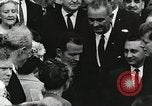 Standbild John Fitzgerald Kennedy Präsentation zu großen Cooper United States USA, 1963, aus Sekunde 51 historischem Filmmaterial Videoclip 65675021468