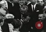 Standbild John Fitzgerald Kennedy Präsentation zu großen Cooper United States USA, 1963, aus Sekunde 52 historischem Filmmaterial Videoclip 65675021468
