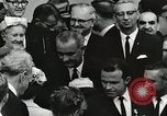 Standbild John Fitzgerald Kennedy Präsentation zu großen Cooper United States USA, 1963, aus Sekunde 53 historischem Filmmaterial Videoclip 65675021468