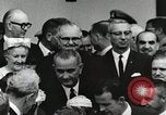 Standbild John Fitzgerald Kennedy Präsentation zu großen Cooper United States USA, 1963, aus Sekunde 54 historischem Filmmaterial Videoclip 65675021468