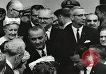 Standbild John Fitzgerald Kennedy Präsentation zu großen Cooper United States USA, 1963, aus Sekunde 55 historischem Filmmaterial Videoclip 65675021468