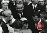 Standbild John Fitzgerald Kennedy Präsentation zu großen Cooper United States USA, 1963, aus Sekunde 56 historischem Filmmaterial Videoclip 65675021468