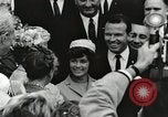 Standbild John Fitzgerald Kennedy Präsentation zu großen Cooper United States USA, 1963, aus Sekunde 61 historischem Filmmaterial Videoclip 65675021468