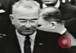 Standbild Weiße Haus Preisverleihung United States USA, 1963, aus Sekunde 39 historischem Filmmaterial Videoclip 65675021469