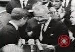 Standbild Weiße Haus Preisverleihung United States USA, 1963, aus Sekunde 53 historischem Filmmaterial Videoclip 65675021469