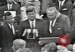 Standbild Weiße Haus Preisverleihung United States USA, 1963, aus Sekunde 58 historischem Filmmaterial Videoclip 65675021469