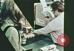 Standbild Junge Kinder lernen fahren Nassau County New York USA, 1974, aus Sekunde 9 historischem Filmmaterial Videoclip 65675021547