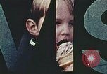 Standbild Junge Kinder lernen fahren Nassau County New York USA, 1974, aus Sekunde 38 historischem Filmmaterial Videoclip 65675021547
