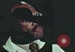 Standbild Junge Kinder lernen fahren Nassau County New York USA, 1974, aus Sekunde 41 historischem Filmmaterial Videoclip 65675021547