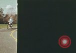 Standbild Junge Kinder lernen fahren Nassau County New York USA, 1974, aus Sekunde 51 historischem Filmmaterial Videoclip 65675021547