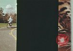 Standbild Junge Kinder lernen fahren Nassau County New York USA, 1974, aus Sekunde 52 historischem Filmmaterial Videoclip 65675021547