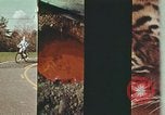 Standbild Junge Kinder lernen fahren Nassau County New York USA, 1974, aus Sekunde 53 historischem Filmmaterial Videoclip 65675021547