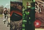 Standbild Junge Kinder lernen fahren Nassau County New York USA, 1974, aus Sekunde 57 historischem Filmmaterial Videoclip 65675021547