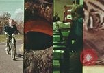 Standbild Junge Kinder lernen fahren Nassau County New York USA, 1974, aus Sekunde 59 historischem Filmmaterial Videoclip 65675021547