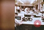 Standbild Die Verwendung von frühen Computern in der Zeitungsproduktion Detroit Michigan USA, 1974, aus Sekunde 4 historischem Filmmaterial Videoclip 65675021551