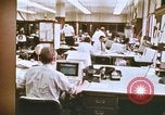 Standbild Die Verwendung von frühen Computern in der Zeitungsproduktion Detroit Michigan USA, 1974, aus Sekunde 5 historischem Filmmaterial Videoclip 65675021551
