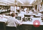 Standbild Die Verwendung von frühen Computern in der Zeitungsproduktion Detroit Michigan USA, 1974, aus Sekunde 6 historischem Filmmaterial Videoclip 65675021551