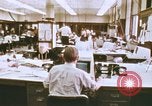 Standbild Die Verwendung von frühen Computern in der Zeitungsproduktion Detroit Michigan USA, 1974, aus Sekunde 8 historischem Filmmaterial Videoclip 65675021551
