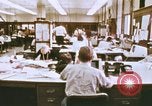 Standbild Die Verwendung von frühen Computern in der Zeitungsproduktion Detroit Michigan USA, 1974, aus Sekunde 9 historischem Filmmaterial Videoclip 65675021551