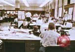 Standbild Die Verwendung von frühen Computern in der Zeitungsproduktion Detroit Michigan USA, 1974, aus Sekunde 10 historischem Filmmaterial Videoclip 65675021551